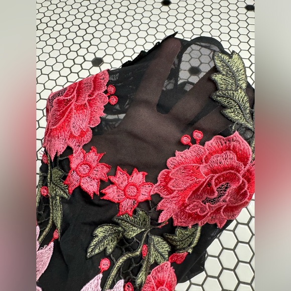 A’gaci sheer floral top size large - Picture 3 of 4